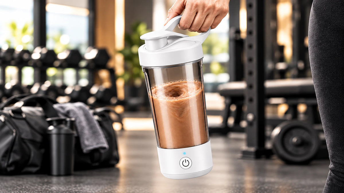 Vaso mezclador automático blanco con batido de proteína en el gimnasio